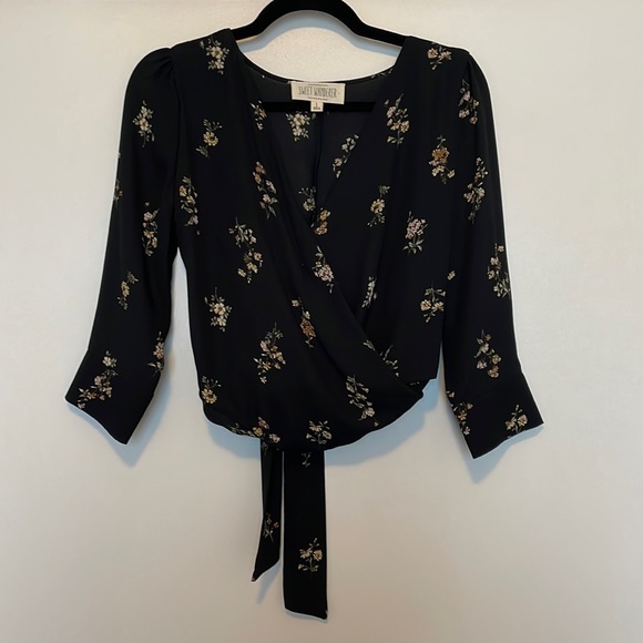 Sweet Wanderer Tops - Sweet Wanderer Crop Blouse. Size S. Black & Cream. Floral.
